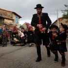 Grandes y pequeñas van vestidos con trajes maragatos. JESÚS F. SALVADORES