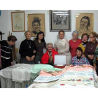 La fundadora del taller, Ángeles Alonso, rodeada del grupo de alumnas que le hicieron entrega de la placa, ayer.