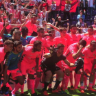 Los jugadores de la Cultural se fotografían bajo la grada de su afición.