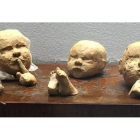 La escultura se centra en estas expresivas cabezas de niños, ubicadas en el centro del patio.