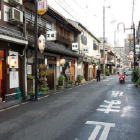 Una vista del barrio de Tobita Shinchi, considerada la zona roja de Osaka.
