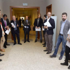 Representantes de los partidos de la Mesa de las Cortes charlan antes de la sesión. NACHO GALLEGO