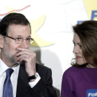 Mariano Rajoy y María Dolores de Cospedal conversan durante el acto celebrado ayer en Madrid.