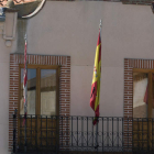 Las banderas ondean a media asta en el Ayuntamiento de Nava de Arévalo. SANCHIDRIÁN