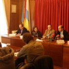 Las autoridades asturianas y leonesas en la presentación de la guía en Mieres.