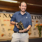 Pablo Iglesias con el 'premio Limón' que le dio la Peña de Periodistas Primera Plana, ayer en Madrid.