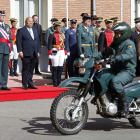Las autoridades saludan el inicio del desfile militar del día de la patrona. fERNANDO OTERO
