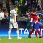 Los jugadores del Real Madrid se lamentan mientras los del Atlético celebran un gol en la Supercopa de Europa.