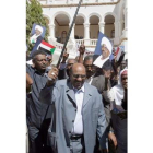 Al Bashir sale del palacio para agradecer el apoyo de los sudaneses