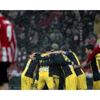 Los jugadores del Atlético celebran el segundo gol del equipo frente al Athletic de Bilbao.