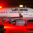 Un avión de Lufthansa en el aeropuerto de Dusseldorf.
