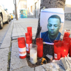 Al día siguiente del crimen, las velas recordaban a la víctima en Conde de los Gaitanes.