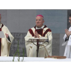 El obispo de Astorga, Camilo Lorenzo, el nuncio del Papa, Renzo Frantini y otro sacerdote, ayer en la iglesia de La Rosaleda.