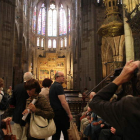 Miembros del Gremio de Vidrieros de Londres, poco después de su llegada al interior de la Catedral leonesa.