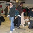 Bernabé, Dani García y Peterson, en el aeropuerto de Melilla, al que llegó con tres horas de retraso