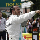 Lewis Hamilton (Mercedes) celebra con el público su pole en las calles de Mónaco.
