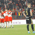 La imagen resume el partido: Amo observa con impotencia cómo la UD Almería celebra el tercer gol, obra de Eguaras cuando el partido estaba a punto de expirar. A. SILES