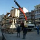 Un momento del traslado del monumento por las obras en la plaza de Santocildes