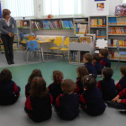 Los escolares durante su visita a la biblioteca de la Casa de Cultura de Pinilla.