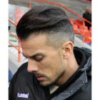 Aridai Cabrera trata de zafarse de la defensa del Lugo en un lance del encuentro disputado en el estadio Anxo Carro. CARLOS CASTRO