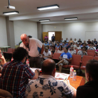CC OO y UGT se reúnen en La Bañeza con los afectados por el incendio de Rodríguez. JESÚS