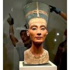 Nefertiti se encierra entre paneles de vidrio durante su restauración