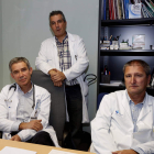 José Luis Mostaza, jefe del Servicio de Medicina Interna, Alberto Morán y José Antonio Herrera. MARCIANO PÉREZ