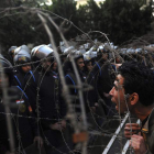 Manifestantes egipcios protestan ante la policía frente al Ministerio del Interior, en El Cairo.