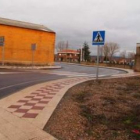 Paso de peatones en la calle La Cerrada, que comunica Navatejera con Villaobispo.