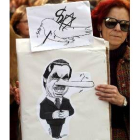 Una mujer se manifiesta en Oviedo con una caricatura de Aznar