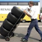 Un componente del equipo Renault prepara los neumáticos