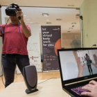 Un hombre se percibe en el Clínic como una mujer, en una prueba de realidad virtual.