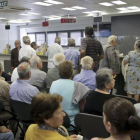 La gente espera en el interior de un banco en Atenas.