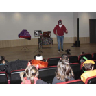 Actuación de teatro en el salón de actos del IBO de Cistierna. CAMPOS