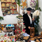 Ovidio García, en el puesto de madera en el que vende los productos que él y su mujer realizan. DL