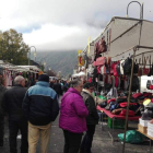 Las puestos llenaron las calles de Villablino. ARAUJO