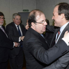 El presidente Herrera saluda a Jesús Terciano en presencia del presidente de Cecale, Aparicio.