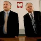 El primer ministro polaco Jaroslaw Kaczynski y su hermano, el presidente Lech Kaczynski