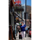 Una turista en una calle de Benidorm. FIRMA