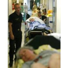 Personas en camillas esperan en el hospital de Saint Antoine en París
