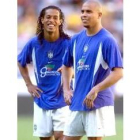 Ronaldinho, a la izquierda, conversa con Ronaldo