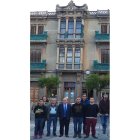 El alcalde de Bembibre y los alumnos ante la Casa Villarejo. DL