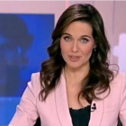 Imagen de la presentadora Raquel Martínez mientras informaba de la entraga del premio Nadal de literatura.