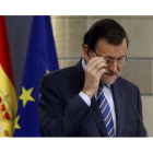 El presidente del Gobierno, Mariano Rajoy, durante la rueda de prensa que ha ofrecido junto al presidente del Consejo Europeo, Herman van Rompuy, tras la reunión que han mantenido esta tarde en el Palacio de la Moncloa, en Madrid.