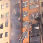 El incendio en el edificio de pisos del barrio de Sant Roc de Badalona.