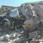 Imagen facilitada por la Brigada de Bomberos de Italia de varios bomberos mientras buscan víctima entre los escombros de un edificio derrumbado en Amatrice, en el centro de Italia, hoy.