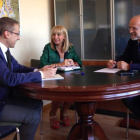La alcaldesa, junto a los directores territorial y de zona de la entidad Caja España-Duero.