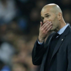 Zinedine Zidane volvió a pasarlo muy mal anoche, en el Santiago Bernabéu, viendo el fracaso de su equipo.