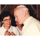 La religiosa leonesa Esther Paniagua en distendida conversación con el papa Juan Pablo II.