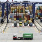 Terminal de contenedores en el puerto de Barcelona.